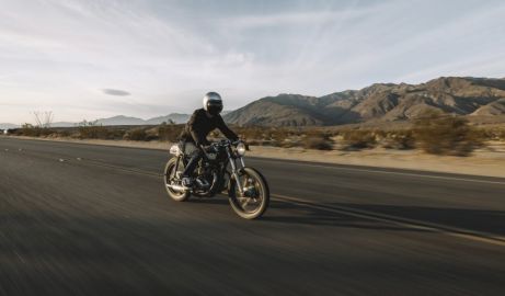 una moto puede llevar remolque