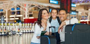 Familia esperando a viajar y contando con la asistencia de Helvetia Seguros